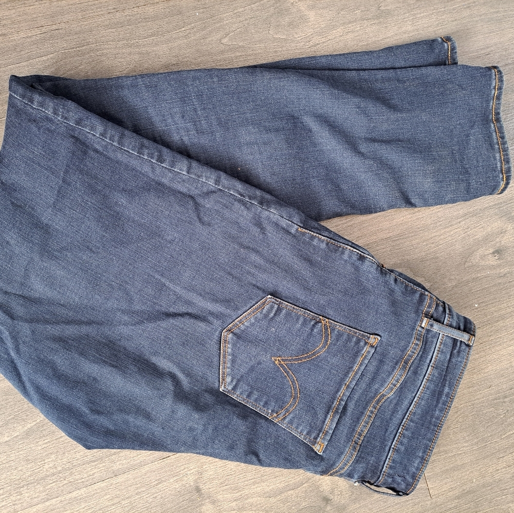 32 Levi's Classic Mid-Rise Skinny Jeans